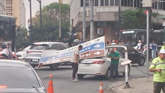 Poste tomba e placa de indicação turística atinge taxi no Centro de BH