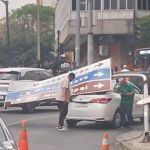 Poste tomba e placa de trânsito atinge táxi no Centro de BH