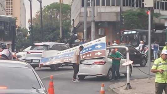 Poste tomba e placa de indicação turística atinge taxi no Centro de BH