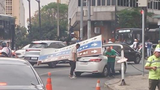 Poste tomba e placa de indicação turística atinge taxi no Centro de BH