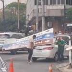 Poste tomba e placa de trânsito atinge táxi no Centro de BH
