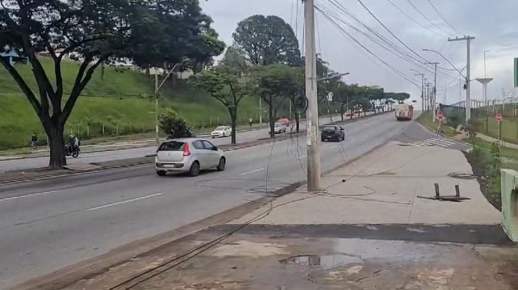 Caminhão derruba cabos de telecomunicação e complica trânsito em Contagem (MG)