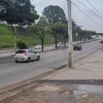 Caminhão derruba cabos de telecomunicação e complica trânsito em Contagem (MG)