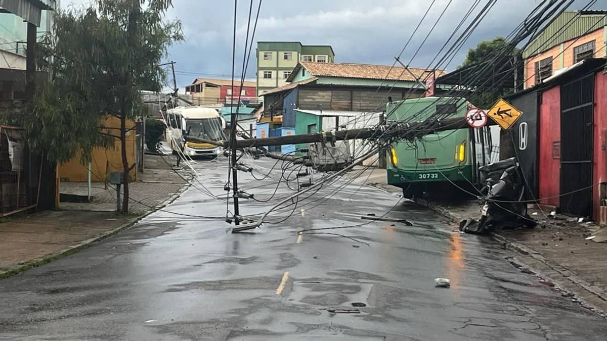 Depois de 2h, passageiros são retirados de ônibus atingidos por postes de energia
