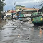 Depois de 2h, passageiros são retirados de ônibus atingidos por postes de energia