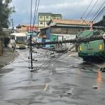 Depois de 2h, passageiros são retirados de ônibus atingidos por postes de energia