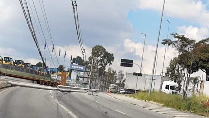 Vídeo: carreta derruba postes e bloqueia a Via Expressa de Contagem; veja opção de desvio