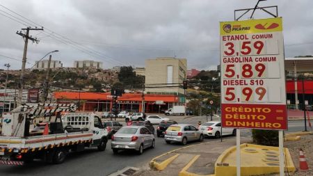 Posto de combustível na avenida Barão Homem de Melo, região Oeste de Belo Horizonte
