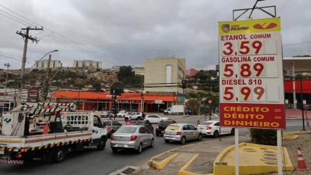 Posto de combustível na avenida Barão Homem de Melo, região Oeste de Belo Horizonte