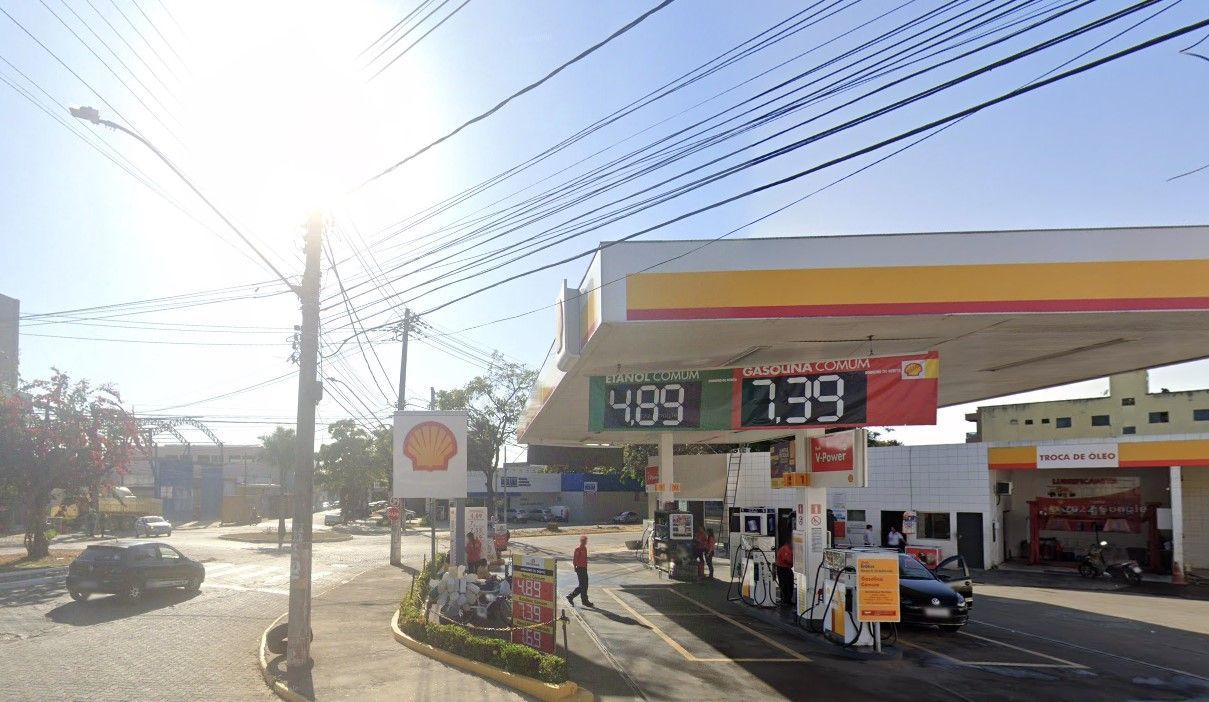 Tiroteio em posto de gasolina termina com dois feridos após discussão em MG