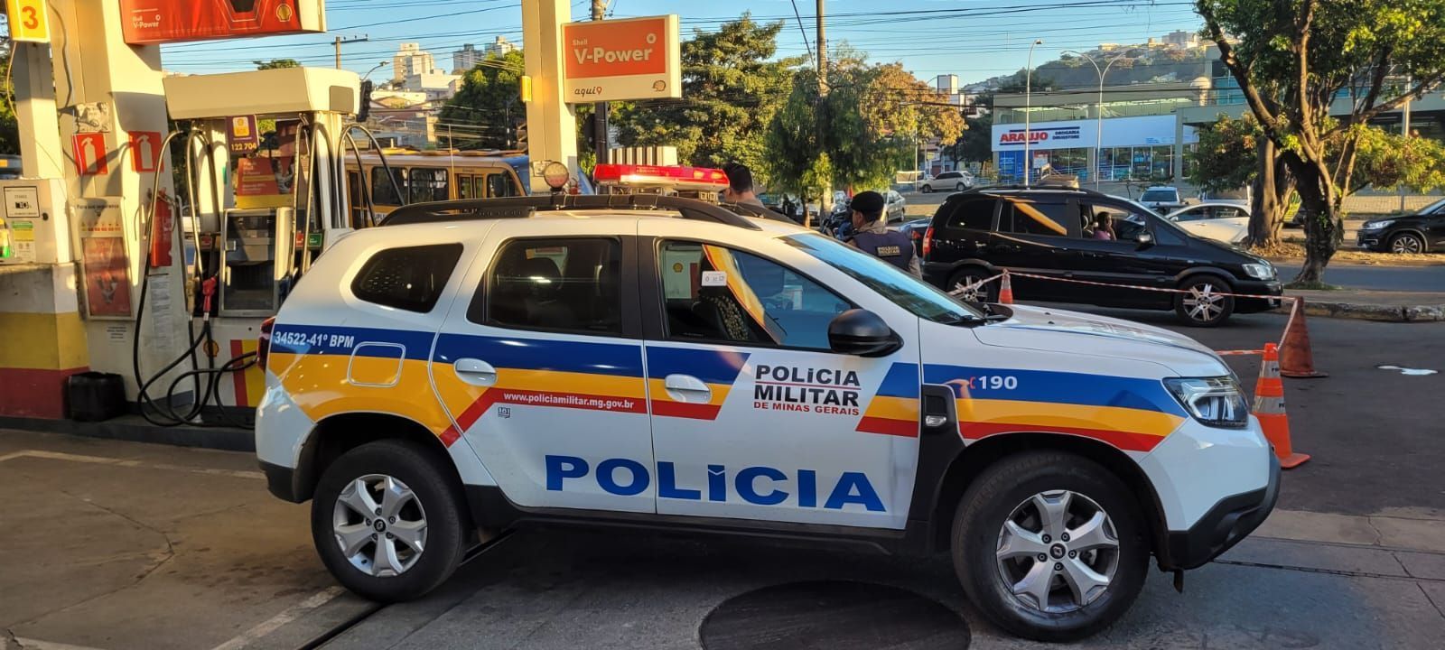 Homem é espancado até a morte por motociclista e garupa em posto de combustível de BH