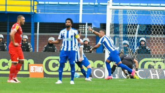 Pottker marcou dois gols de pênalti e deu a vitória ao Avaí