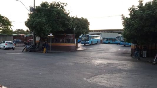 Poucos ônibus deixam a garagem do bairro Durval de Barros na manhã desta terça