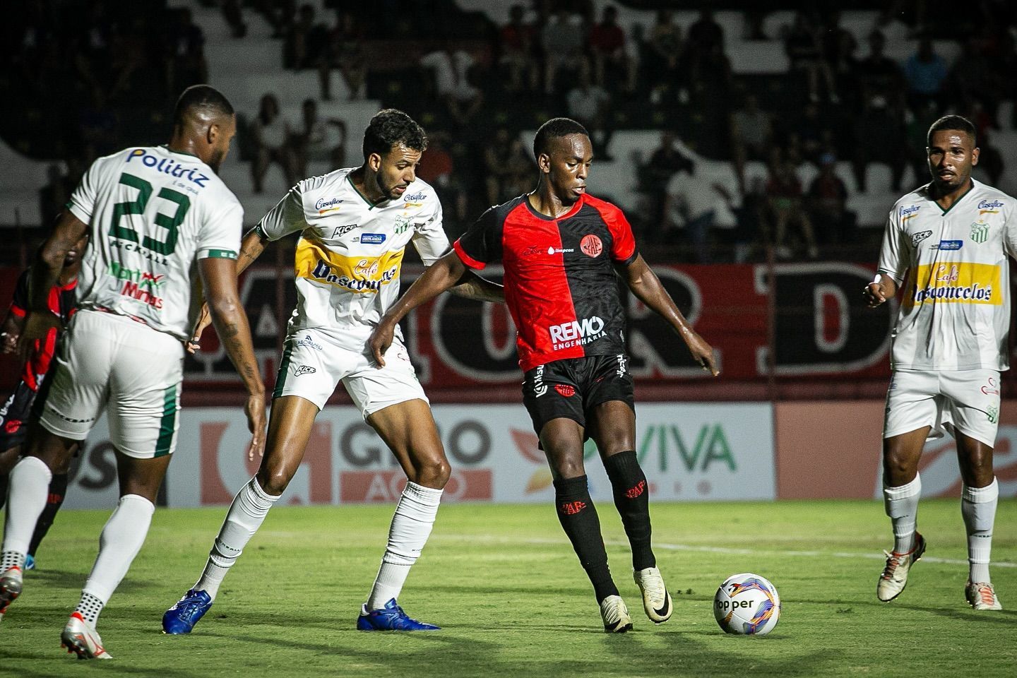 Pouso Alegre marca no fim, vence Uberlândia e se salva do rebaixamento no Mineiro