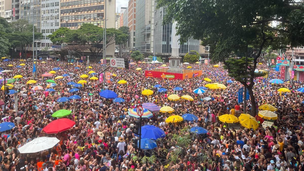 Carnaval de BH: blocos lotam avenidas! Compare imagens com os dias sem folia