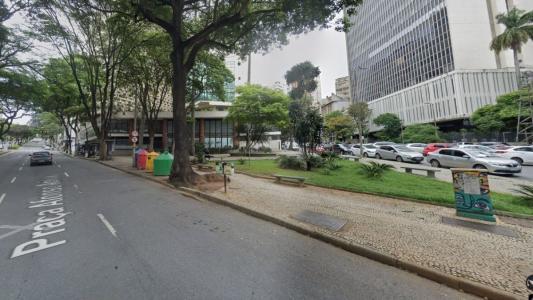 Uma estudante de 20 anos da Faculdade de Direito da Universidade Federal de Minas Gerais (UFMG) denunciou ter sido vítima de importunação sexual na noite da última quinta-feira (18), nas proximidades do campus, localizado na Praça Afonso Arinos, região Centro-Sul de Belo Horizonte