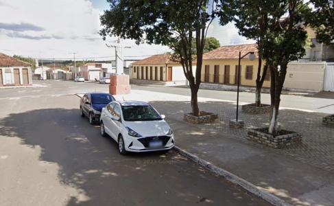 Foto mostra Praça Bom Jesus, em Mirabela (MG)