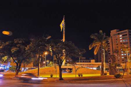 Vista noturna da Praça da Bandeira, em BH