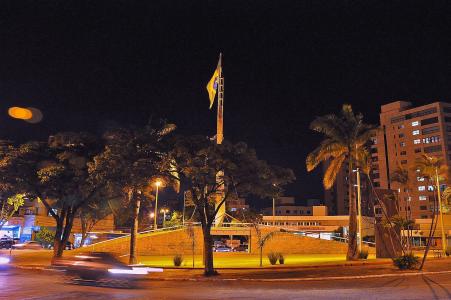 Vista noturna da Praça da Bandeira, em BH