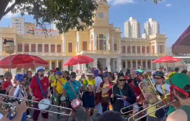 'Cortejo da Tornozeleira': integrantes de blocos de carnaval ocupam Praça da Estação, em BH, em protesto