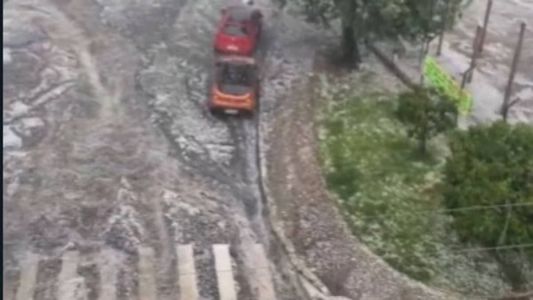Praça da Glória coberta de gelo após chuva de granizo