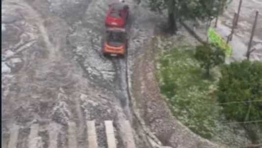 Praça da Glória coberta de gelo após chuva de granizo