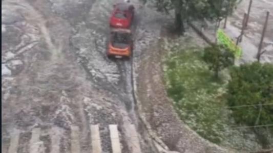 Praça da Glória coberta de gelo após chuva de granizo