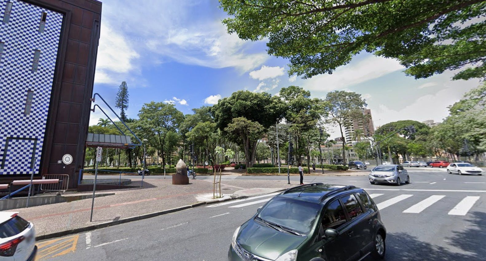 Mulher é atropelada por ônibus a poucos metros da Praça da Liberdade, em BH