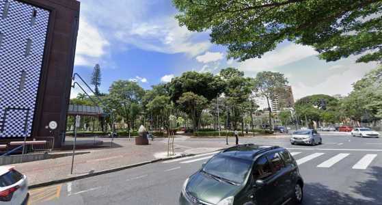 Foto mostra avenida Bias Fortes no encontro com a Praça da Liberdade, em Belo Horizonte