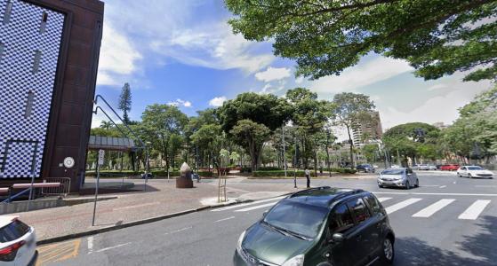Foto mostra avenida Bias Fortes no encontro com a Praça da Liberdade, em Belo Horizonte