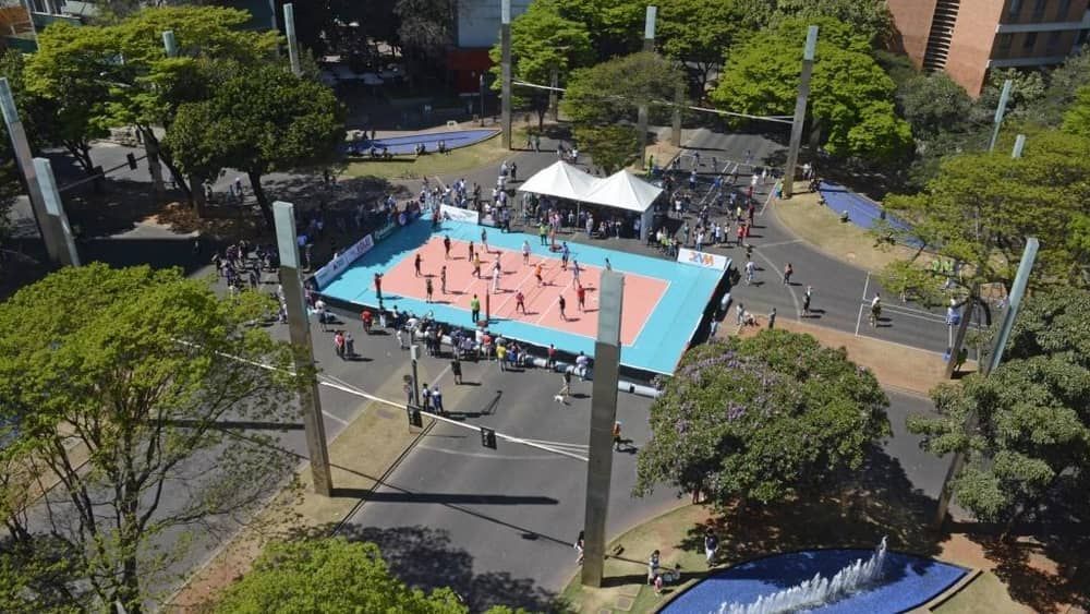 Praça da Savassi, em BH, receberá evento gratuito com oito quadras de vôlei 