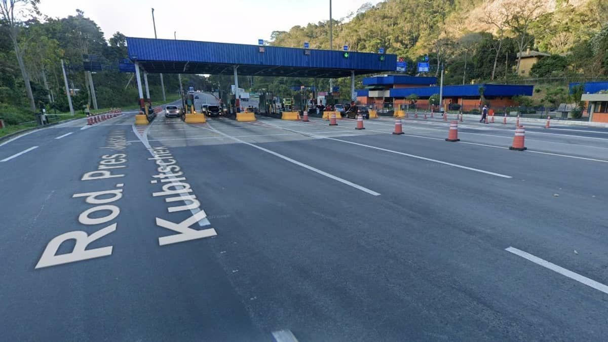 Caminhão bitrem com combustível tomba, pega fogo e atinge outros quatros veículos na BR-040 