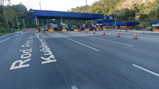 Praça de pedágio em Duque de Caxias está interditada, no sentido Juiz de Fora, sem previsão de liberação
