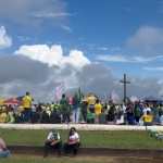 Manifestantes se reúnem na Praça do Cruzeiro, em Brasília, para protesto com Nikolas