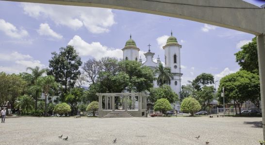 Foto mostra Praça Duque de Caxias, no bairro de Santa Tereza, em Belo Horizonte
