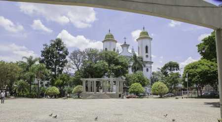 Foto mostra Praça Duque de Caxias, no bairro de Santa Tereza, em Belo Horizonte