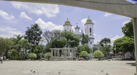 Foto mostra Praça Duque de Caxias, no bairro de Santa Tereza, em Belo Horizonte