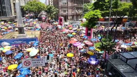 Foto mostra foliões reunidos na Praça Sete durante o Carnaval de Belo Horizonte