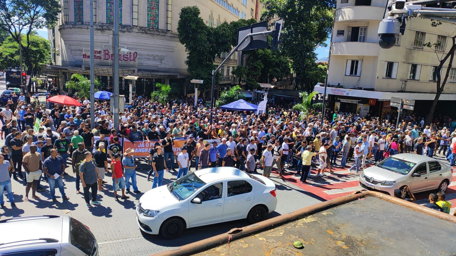 Manifestação das forças de segurança tem críticas ao governo Zema e fecha ruas no Centro de BH