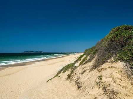 Comissão do Senado analisa projeto que prevê que ocupação e invasão de praias se torne crime | CNN Brasil