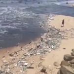 Vídeo: praia famosa de Salvador é tomada por lixo e assusta banhistas