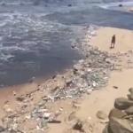 Vídeo: praia famosa de Salvador é tomada por lixo e assusta banhistas