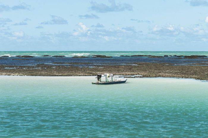 A Lagoa Azul fica localizada na Praia dos Antunes, no litoral de Maragogi.