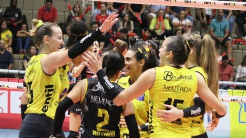 Praia Clube e Sesi Bauru disputam última vaga na semifinal da Superliga Feminina