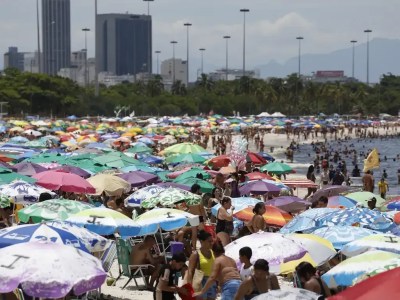 Praia é local escolhido por muitas pessoas nos feriados