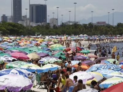 Praia é local escolhido por muitas pessoas nos feriados