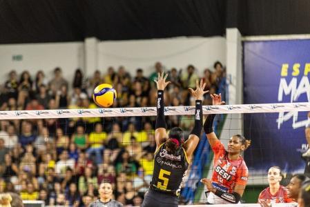 Dentil Praia Clube e Sesi-Bauru se enfrentaram nesta sexta-feira (18), pelo jogo 1 da semifinal da Superliga Feminina de Vôlei
