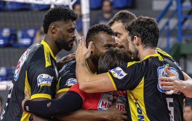 Praia Clube domina Monte Carmelo e assume liderança da Superliga Masculina
