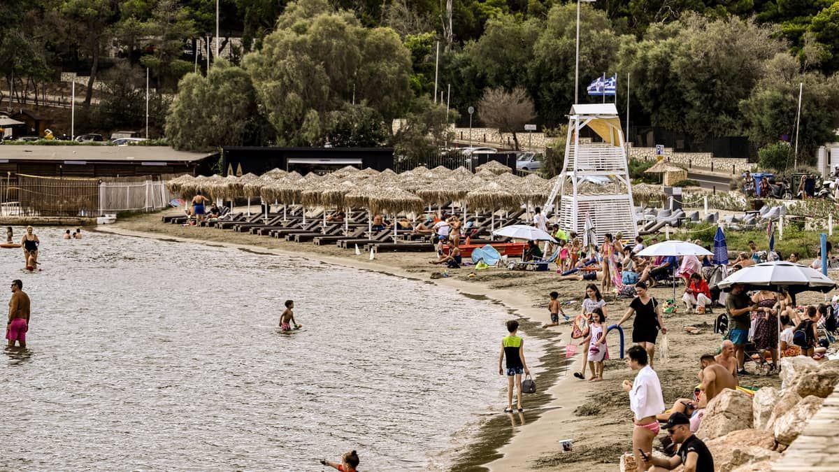 Gregos pedem 'praias livres' e governo pressiona controles no litoral