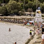 Gregos pedem 'praias livres' e governo pressiona controles no litoral